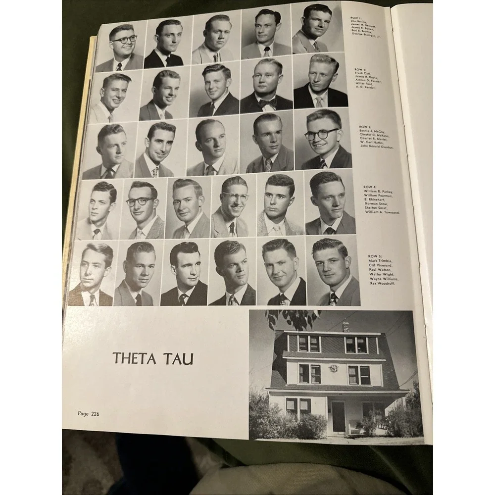 1952 RAZORBACK Yearbook - University of Arkansas - Fayetteville, AR